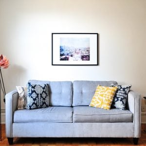 Come pulire il divano? Consigli e soluzioni per ogni tessuto